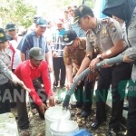 Sejumlah warga antre mendapatkan air bersih yang didistribusikan BPBD Kabupaten Blitar dibantu sejumlah petugas kepolisian. foto: AKINA/ BANGSAONLINE