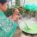 Mak In, warga Desa Kaduara-Timur, Sumenep saat mengaduk adonan cendol. Foto: Agus Salimullah.