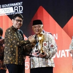 Bupati Malang saat menerima penghargaan.