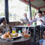 Cawagub Jatim nomor urut 1, Emil Dardak saat diskusi dengan paguyuban pedagang kopi di Trenggalek. 