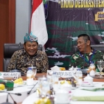 Suasana saat Danrem 084/BJ, Brigjen TNI Widjanarko, berbincang dengan Wakil Bupati Sidoarjo, Subandi.