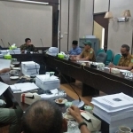 Suasana rapat pada salah satu komisi di DPRD Kabupaten Pasuruan.