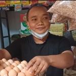 Pedagang Telur Ayam di pasar Ledok, Kelurahan Kebonsari, Kabupaten Tuban.