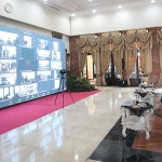 Wali Kota Eri dalam pertemuan virtual di Lobby Balai Kota Surabaya. (foto: ist)