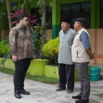 Bupati Kediri Hanindhito Himawan Pramana (kiri) bersama Sekdakab M. Solikin dan Kepala Dinas Pendidikan Mokhamat Muhsin. Foto: Ist.