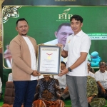Founder Yayasan Bani Insan Peduli, Ali Zainal Abidin, saat menerima piagam penghargaan Rekor Muri.