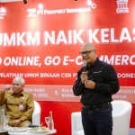 Vice President External Affairs Smelter PTFI Erika Silva (kanan) bersama Asisten II Bidang Perekonomian dan Pembangunan Pemkab Gresik Misbahul Munir membuka pelatihan digital “UMKM Naik Kelas” di Universitas  Qomaruddin. FOTO: ist.
