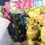 Gubernur Khofifah didampingi Bupati Jombang Mundjidah Wahab, mengunjungi salah satu distributor, yakni Toko Kemuning yang ada di Jalan Kemuning, Kabupaten Jombang, Sabtu (3/9/2022).