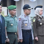 Kasdim 0803/Madiun Mayor Arm Mulyadi iantara peserta lain peringatan Hari jadi Provinsi Jawa Timur yang ke 74 di halaman Balai Kota Madiun.