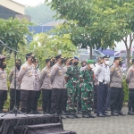Kapolresta Sidoarjo, Kombes Pol Kusumo Wahyu Bintoro, saat memimpin apel Operasi Keselamatan Semeru 2022.