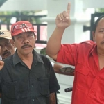 Meiyanto bersama beberapa warga saat memberikan keterangan pers. foto: YUNIARDI S/ BANGSAONLINE