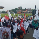 Massa dari mahasiswa dan petani saat demo di depan Kantor Bupati Blitar menuntut penyelesaian konflik agraria, Jumat (24/9/2021). 