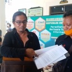 Risang Bima Wijaya menunjukkan surat tertulis di sidang mediasi kepada media.