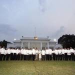 Presiden Joko Widodo didampingi Wakil Presiden Jusuf Kalla, berfoto bersama dengan sejumlah menteri usai pengumuman 34 nama menteri di halaman Istana Merdeka, Jakarta, 26 Oktober 2014. TEMPO/Subekti