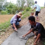 Warga Dusun Lekoh Timur, Desa Bangkes gotong royong memperbaiki jalan rusak yang selama ini belum tersentuh perbaikan. 