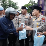 : Kapolda dan Wakapolda Jatim bersama PJU saat membagikan takjil