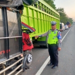 Kondisi truk colt diesel yang ringsek usai menabrak truk fuso di depannya