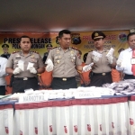 Kapolres Lamongan AKBP Feby P Hutagalung saat press release di halaman Mapolres Lamongan, Rabu (17/1).