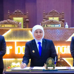 Gubernur Khofifah didampingi wakilnya bersama pimpinan DPRD Jatim usai menandatangani persetujuan bersama terhadap 2 Raperda strategis. 