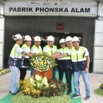 Direktur Utama (Dirut) Petrokimia Gresik Dwi Satriyo Annurogo bersama para direksi saat meresmikan Pabrik NPK Organik Phonska Alam. foto: ist.