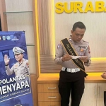 Petugas Samsat Surabaya Selata saat memberi penjelasan kepada wajib pajak.