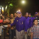 Wali Kota Kediri Abdullah Abu Bakar juga ikut jalan kaki sambil menyapa warga dalam Kediri Nite Carnival 2018.