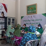 Suasana saat Lazisnu Surabaya menggelar pemeriksaan dan pengobatan gratis di Kelurahan Dupak. Foto: Ist