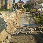 Kondisi jalan desa di Pangkahwetan yang ambles usai diterjang rob Sungai Bengawan Solo. foto: ist
