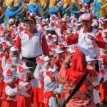 BERSAMA ANAK: Bupati Sidoarjo hadiri peringatan Hari Anak Nasional di GOR Delta Sidoarjo, Jumat (12/8). foto: MUSTAIN/ BANGSAONLINE