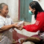 Berseragam merah khas PSI, para pengurus membagikan rice box kepada masyarakat. (foto: ist)
