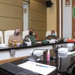 Forkopimda Kota Pasuruan mengikuti rakor di ruangan Media Command Center (MCC).