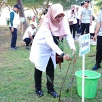 Bupati Banyuwangi Ipuk Fiestiandani secara simbolis menanam pohon cemara laut pada Hari Lingkungan Hidup Sedunia 2024 di kawasan Pantai GWD Banyuwangi, Jatim, Rabu (5/6/2024). Foto: Dok. Humas Pemkab Banyuwangi