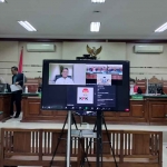 Sidang Bupati Bangkalan Non-aktif, R. Abdul Latif Amin Imron, di Pengadilan Tipikor Surabaya.