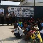 BLOKIR: Warga memblokade pintu masuk PT Massa di Desa Wadung, Kecamatan Jenu, Tuban. foto: suwandi/BANGSAONLINE