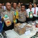 Kapolda Jatim merilis hasil penggerebekan Home Industri abon oplosan.