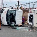 Mobil boks yang terguling di tengah Jembatan Suramadu, saat ini sudah dievakuasi. Foto: Ist.