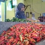 Ida, salah satu pedagang di Pasar Minulyo tengah menunggu pelanggan. foto: YUNIARDI S/ BANGSAONLINE 