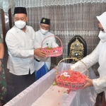 Bupati Gresik, Fandi Akhmad Yani, bersama wakilnya saat ziarah di Makam Sunan Giri. Foto: SYUHUD/BANGSAONLINE