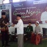 Penulis buku “Guru Ngaji Langgar, Sebagai Warisan Islam Nusantara”, Drs. Bashori Shanhaji, M.Si (baju putih) saat peluncuran bukunya. foto: BANGSAONLINE