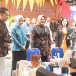 Usai acara wisuda, Wali Kota Kediri meninjau pameran kewirausahaan. (Ist)