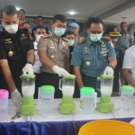 Mako Lanudal Juanda Kolonel Laut (P) Bayu Alisyahbana, Kapolresta Sidoarjo Kombes Pol. Himawan Bayu Aji dan BNN saat melakukan pemusnahan barang bukti sabu seberat 1,2 kilogram dengan menggunakan blender. 