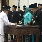 Suprianto, Plt Bupati Bojonegoro (putih) bersalaman dengan Bupati Suyoto. 