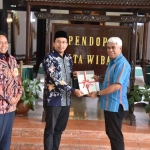 Penyerahan simbolis sertipikat aset daerah kepada Bupati Sidoarjo Ahmad Muhdlor Ali, Jumat (30/12/2022). foto ist