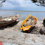 Beberapa perahu yang sempat tenggelam dan akhirnya sudah dievakuasi ke bibir pantai. 