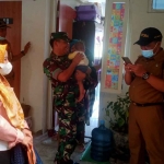 Danramil 0830/06 Benowo, Mayor Inf Agung Prasetyo Budi, saat mengunjungi balita stunting di Kelurahan Babat Jerawat.