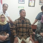 Panca Rahmadi Tengah diapit jajaran pengurus DPD Partai Golkar Trenggalek. foto: HERMAN/ BANGSAONLINE