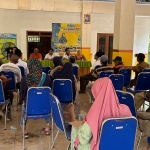 Warga Desa Sumberagung, Kecamatan Plumpang, Kabupaten Tuban, yang terkena dampak dari pabrik pembakaran batu gamping saat mengadu ke balai desa setempat.