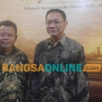 Direktur PG Candi Baru, Arief Nursusanto (kanan). Foto: MUSTAIN/BANGSAONLINE