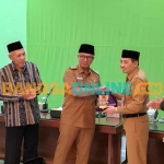 Wakil Wali Kota Kediri saat memberikan cendera mata kepada Kepala Bakesbangpol Jombang. Foto: MUJI HARJITA/BANGSAONLINE