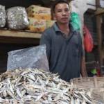 Pedagang ikan kering di Tulungagung mengeluhkan kenaikan harga yang mengakibatkan sepinya pembali.